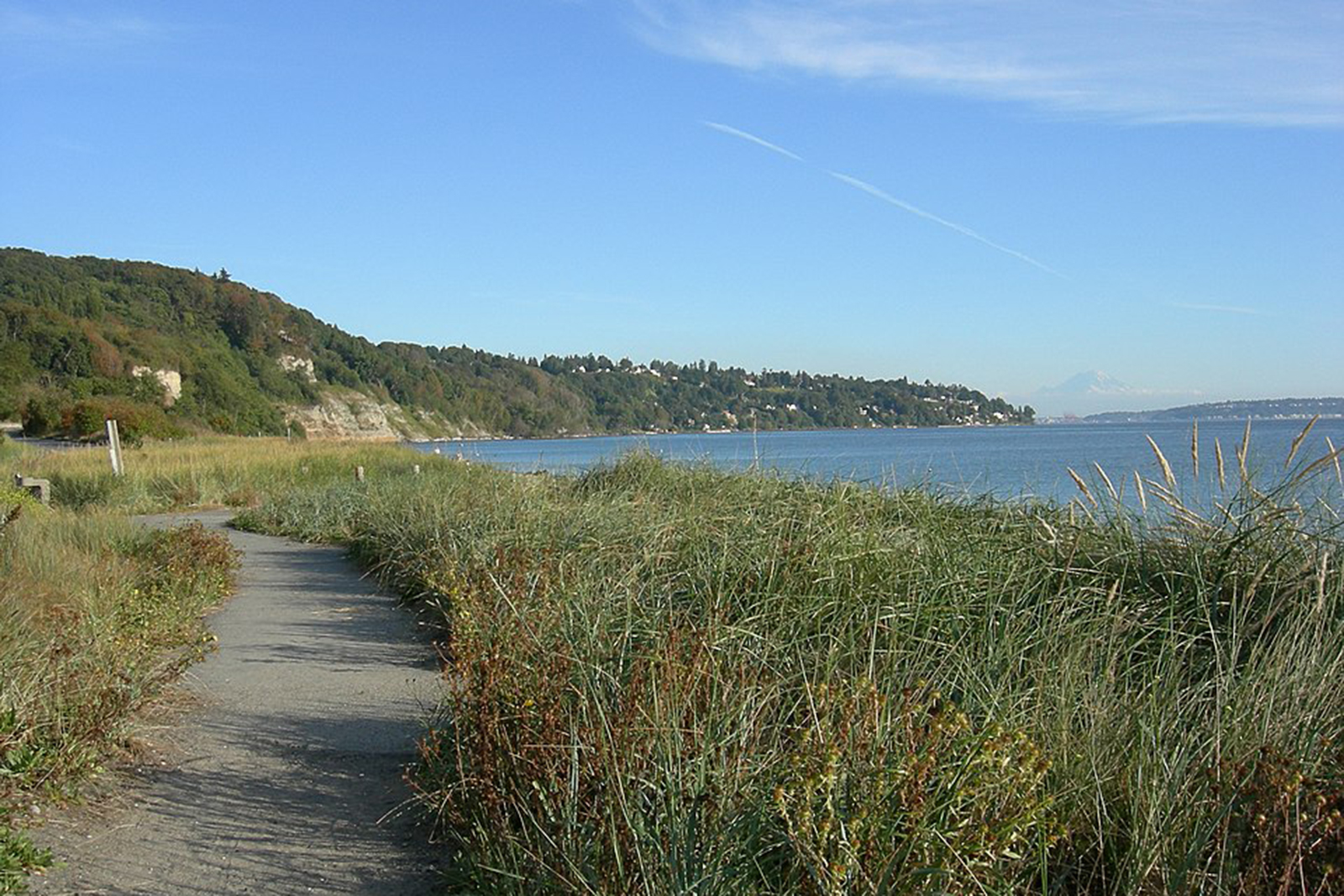 Seattle Trails: A trail along the water at Discovery Park