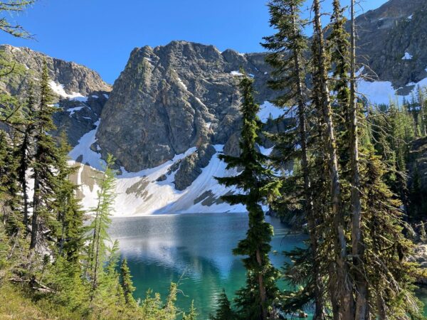 Blue Lake surrounded by mountains and autumn trees in the North Cascades