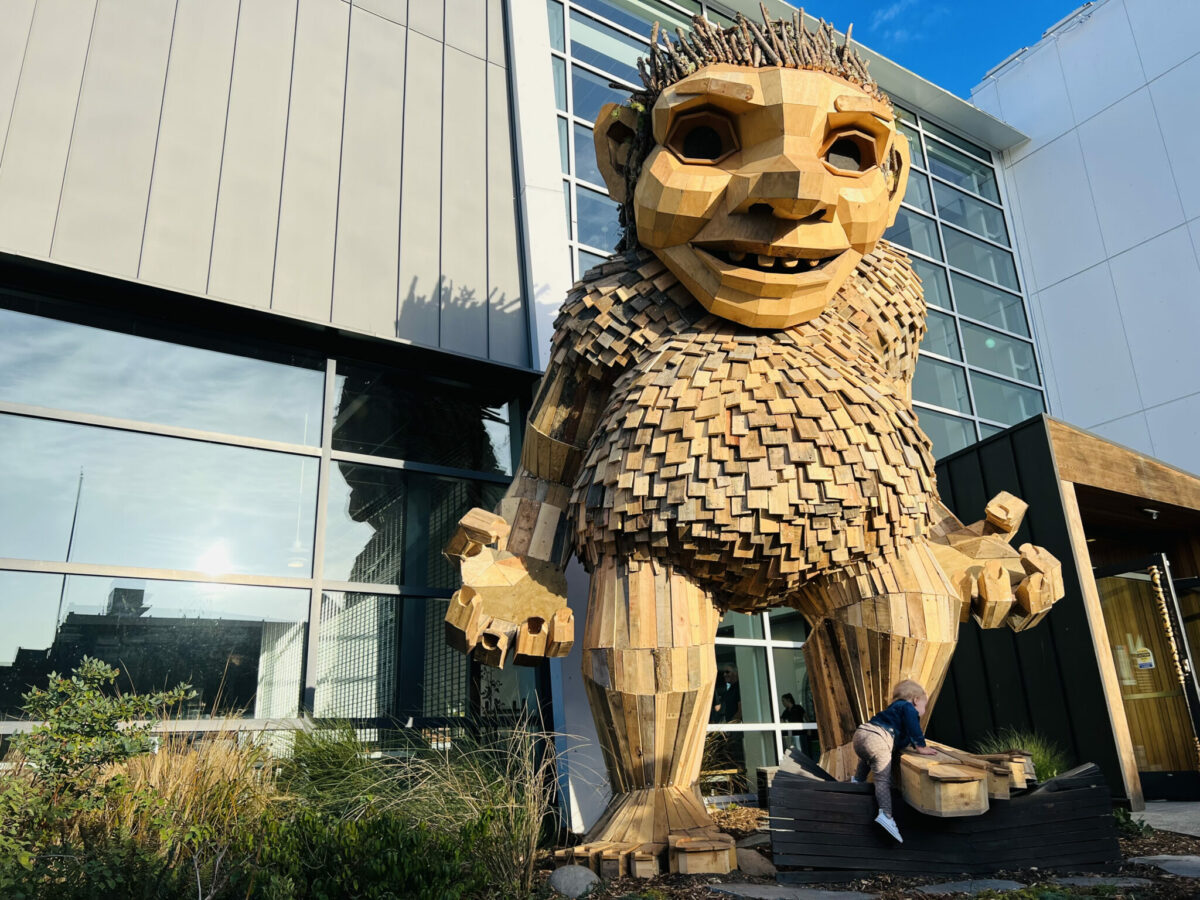 限定　ルイヴィトン　ノベルティ　HOTEL TROLL GLASS DOME Thomas Dambo completes his last troll in Ballard - Seattle's Child