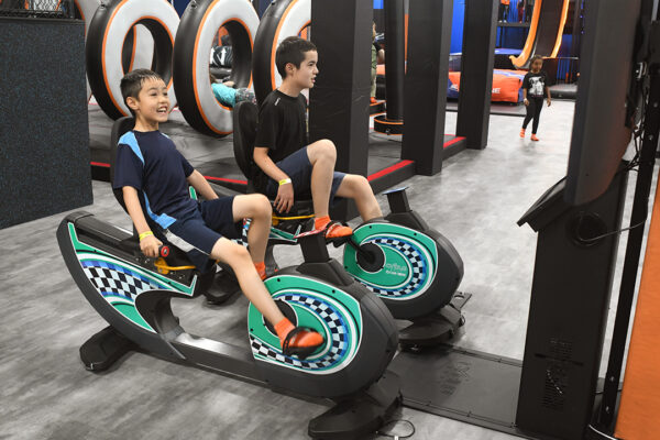 アスレチックスタンド Ninja course, zip line, drop slides and more at new Sky Zone