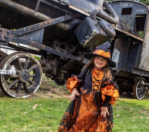 Family Halloween train Elbe Depot