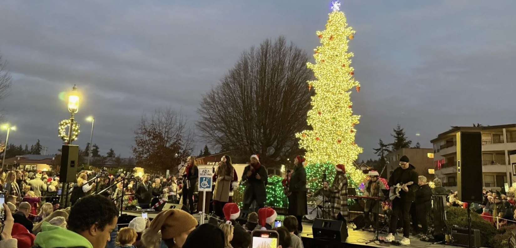 Edmonds Tree Lighting (Photo courtesy: Edmonds Chamber of Commerce).