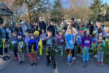 Kids dressed in green lined up at the Sprite Sprint