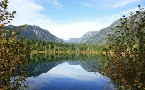 Gold Creek Pond surrounded by autumn colors at Snoqualmie Pass